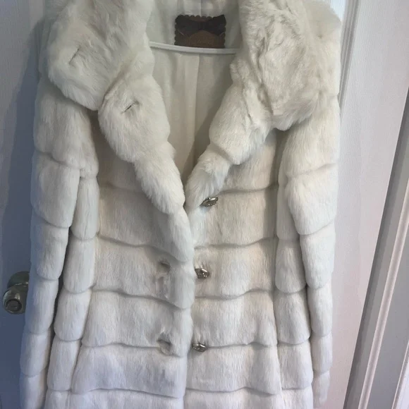 Guess❓stunning white faux fur jacket. - Picture 9 of 9